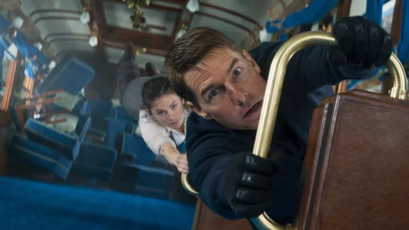 Tom Cruise als Ethan Hunt und Hayley Atwell als Grace in einer Szene des Films &laquo;Mission: Impossible 7 - Dead Reckoning Teil Eins&raquo;. - &copy; -/Paramount Pictures and Skydance/dpa