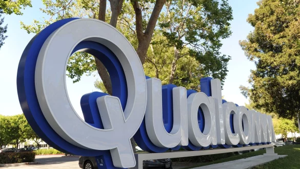 Das Logo von Qualcomm vor einem Standort des Chipkonzerns in Santa Clara. - © Andrej Sokolow/dpa