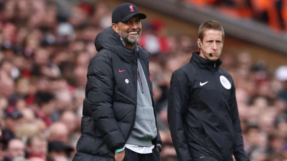Liverpools Trainer J&uuml;rgen Klopp (l) steht l&auml;chelnd am Spielfeldrand. - &copy; Darren Staples/CSM via ZUMA Press Wire/dpa