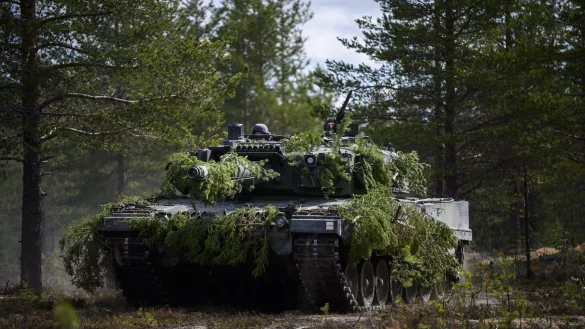 Ein finnischer Panzer Leopard 2A6 f&auml;hrt w&auml;hrend eines Nato-Man&ouml;vers durch einen Wald. (Archivbild) - &copy; Jouni Porsanger//dpa