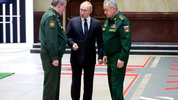 Wladimir Putin (M), Pr&auml;sident von Russland, im Gespr&auml;ch mit Waleri Gerassimow (l) Generalstabschef, und Sergej Schoigu, Verteidigungsminister von Russland, nach einem Treffen mit hochrangigen Milit&auml;roffizieren. - &copy; Mikhail Klimentyev/Pool Sputnik Kremlin/AP/dpa