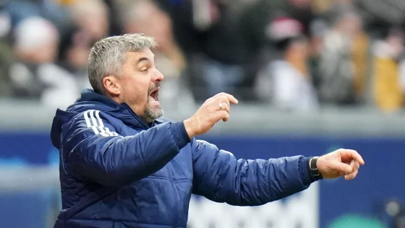 Schalkes Trainer Thomas Reis fordert mehr Zweikampfst&auml;rke seiner Spieler. - &copy; Thomas Frey/dpa