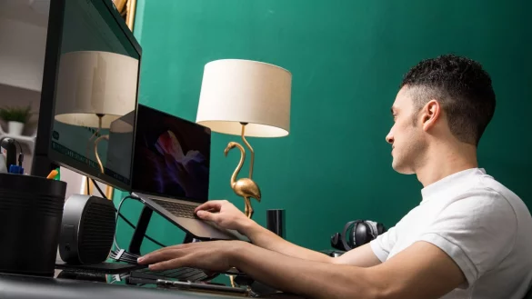 Handy aus, T&uuml;r zu: Wer in den Flow kommen will, sollte Ablenkungen vermeiden. - &copy; Christin Klose/dpa-tmn