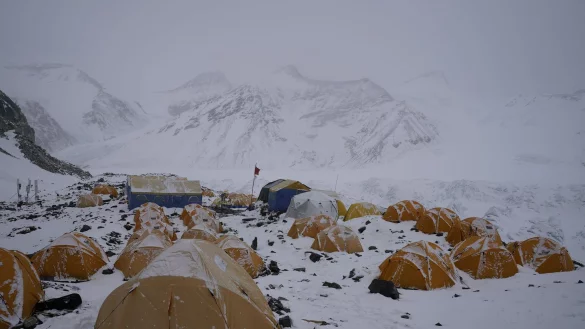 Eingeschneite Zelte stehen am vorgeschobenen Basislager in 6500 Metern H&ouml;he am Mount Everest, der auf tibetisch &laquo;Qomolangma&raquo; hei&szlig;t. - &copy; Zhaxi Cering/XinHua/dpa