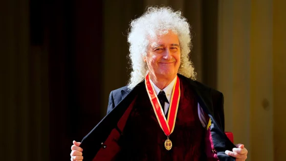 Der Queen-Gitarrist darf sich nach dem Ritterschlag jetzt Sir Brian May nennen. - &copy; Victoria Jones/PA Pool/AP