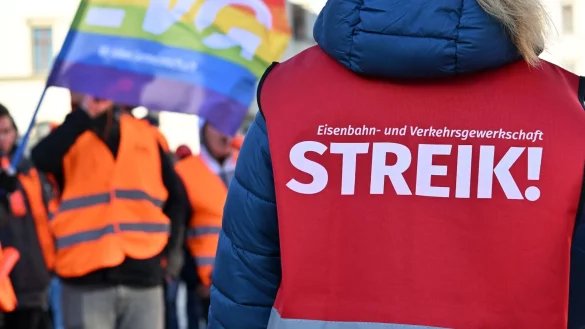 Mit einem gro&szlig;angelegten bundesweiten Warnstreik haben die Gewerkschaften EVG und Verdi k&uuml;rzlich weite Teile des &ouml;ffentlichen Verkehrs lahmgelegt. - &copy; Martin Schutt/dpa
