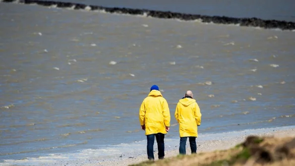 Noch immer das passende Kleidungsst&uuml;ck bei st&uuml;rmischem Wetter: der Regenmantel. - &copy; Hauke-Christian Dittrich/dpa