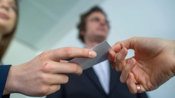 Wer Karriere machen will, sollte auch &laquo;soziales Kapital&raquo; aufbauen - und gute Kontakte kn&uuml;pfen. - &copy; Klaus-Dietmar Gabbert/dpa-tmn