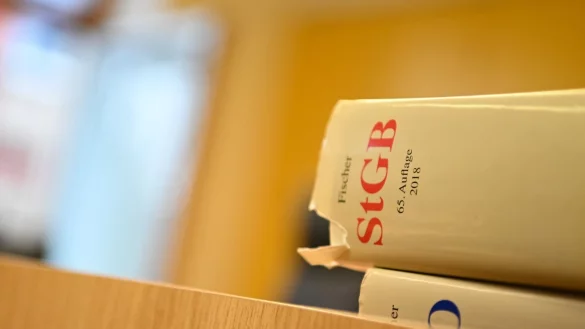 Eine Strafgesetzbuch liegt in einem Sitzungssaal. - © Nicolas Armer/dpa/Symbolbild