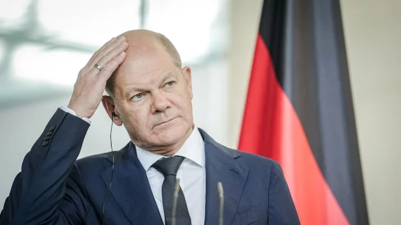 Bundeskanzler Olaf Scholz wurde bei dem Zwischenfall nicht verletzt. - &copy; Kay Nietfeld/dpa