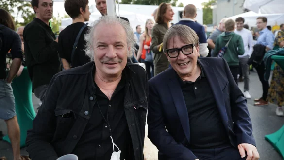 Sven Regener (r), Musiker, Schriftsteller und Drehbuchautor, und Leander Hau&szlig;mann, Film- und Theaterregisseur, nehmen als G&auml;ste an der Wahlparty von B&uuml;ndnis 90/Die Gr&uuml;nen zur Bundestagswahl 2021 teil. Sie arbeiten auch zusammen. - &copy; Christoph Soeder/dpa