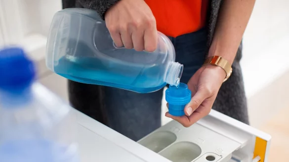 Aus gutem Grund gibt es in der Waschmaschine verschiedene F&auml;cher f&uuml;r Waschmittel und Weichsp&uuml;ler. - &copy; Christin Klose/dpa-tmn