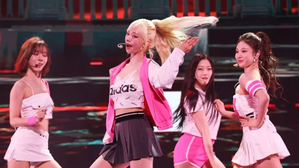 Die K-Pop-M&auml;dchengruppe aespa auf der B&uuml;hne. Perfektion ist gefragt. - &copy; ---/YNA/dpa