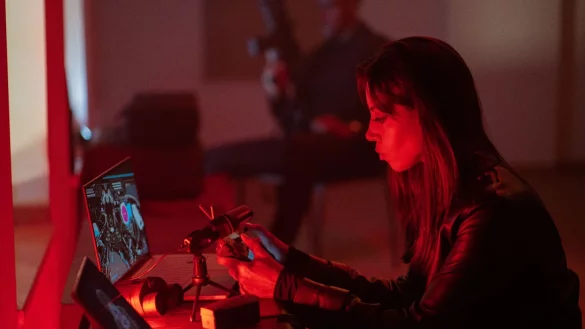 Aubrey Plaza als Agentin Sarah Fidel in einer Szene des Films &laquo;Operation Fortune&raquo;. - &copy; -/Leonine/dpa