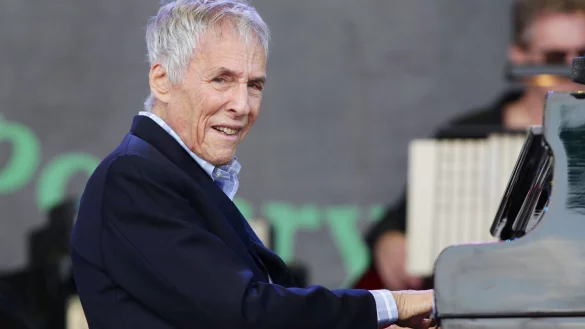 Burt Bacharach auf der Pyramid-B&uuml;hne beim Glastonbury Festival in Worthy Farm in Somerset (2015). Der amerikanische Komponist und Oscar-Gewinner ist im Alter von 94 Jahren gestorben. - &copy; Yui Mok/PA Wire/dpa