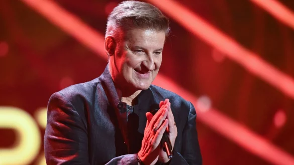 Die deutsche Pop-Band Pur mit S&auml;nger Hartmut Engler steht w&auml;hrend der Jos&eacute; Carreras Gala in Leipzig auf der B&uuml;hne. - &copy; Hendrik Schmidt/dpa