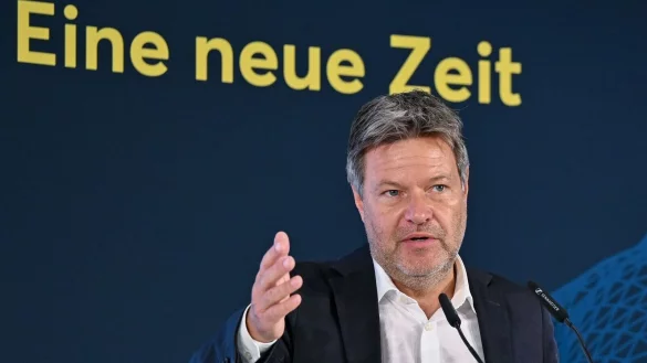 &laquo;Diejenigen, die erneuerbare Energien ausbauen, sollen nicht h&ouml;here Netzentgelte bezahlen als diejenigen, die es nicht tun&raquo; Bundeswirtschaftsminister Habeck in Bad Saarow. - &copy; Patrick Pleul/dpa