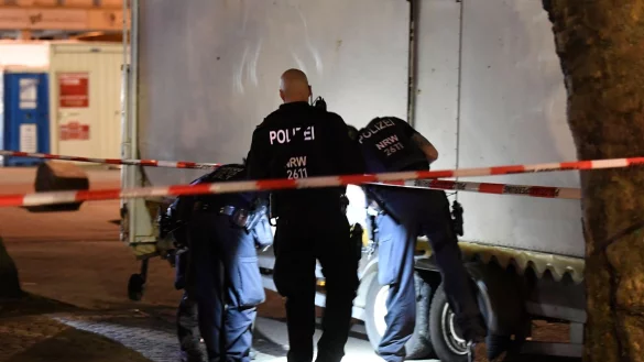 Polizisten suchen im Mai 2022 nach Spuren auf dem Hamborner Altmarkt in Duisburg. Bei der Schie&szlig;erei waren vier Personen verletzt worden. - &copy; Roberto Pfeil/dpa