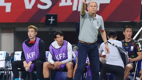 Trainer J&uuml;rgen Klinsmann (vorne) steht seit Anfang des Jahres bei S&uuml;dkorea an der Seitenlinie. - &copy; Kim Do-hun/YONHAP/AP/dpa