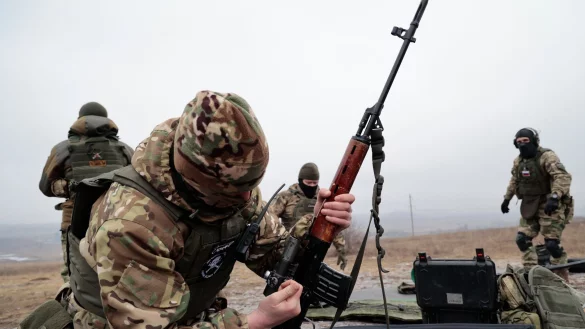Soldaten der russischen Armee &uuml;ben auf einem Truppen&uuml;bungsplatz im Gebiet Donezk. - &copy; Alexei Alexandrov/AP/dpa
