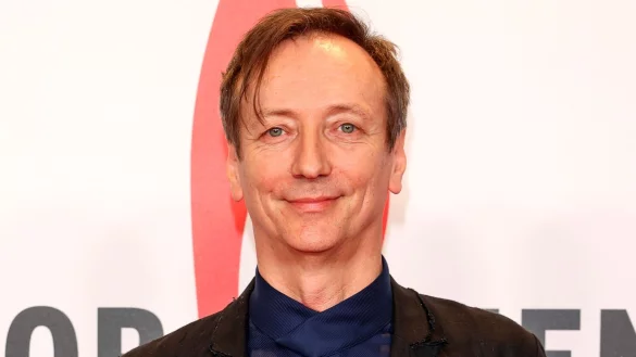 Komponist Volker Bertelmann kommt zu einer Preisverleihung. - &copy; Joerg Carstensen/dpa