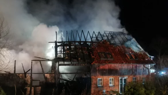 Rauch steigt aus der umgebauten Scheune in der Gemeinde Klein Zecher (Kreis Herzogtum Lauenburg). - © Steven Hutchings/Steven Hutchings /dpa