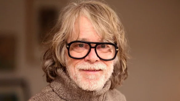 Der Musiker Helge Schneider l&auml;chelt in seiner Wohnung. - &copy; Roland Weihrauch/dpa/Archivbild