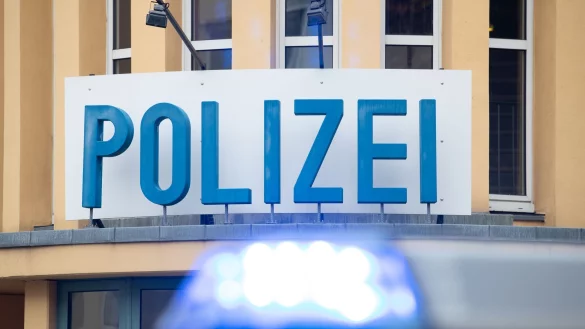 Ein Einsatzwagen der Polizei steht vor einer Dienststelle. - &copy; Friso Gentsch/dpa/Symbolbild