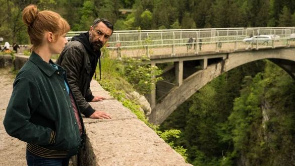 Toni Brandner (Sarah Bauerett) f&auml;llt es schwer, dem BKA-Beamten Cuma Ozan (Mehmet Kurtulus) zu trauen. - &copy; ARD Degeto/UFA Fiction/Roland Suso Richter/dpa