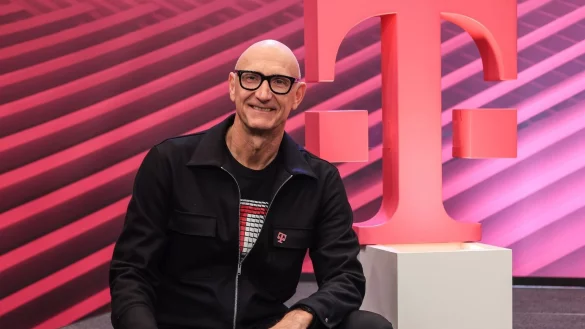 Timotheus H&ouml;ttges ist Vorstandsvorsitzender der Deutschen Telekom. Der Konzern will in diesem Jahr operativ noch mehr zulegen. - &copy; Oliver Berg/dpa