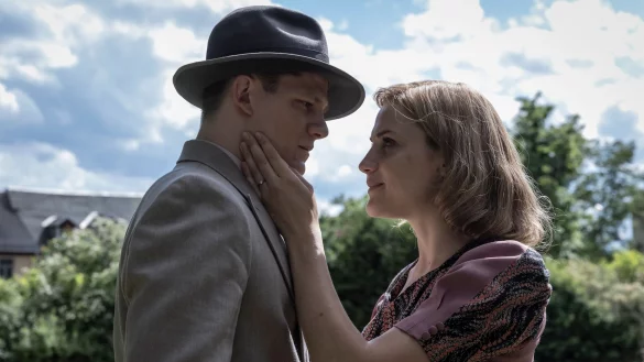 Max von der Groeben als Wilhelm und Mala Emde als Helene im Film &laquo;Die Mittagsfrau&raquo;. - &copy; Ricardo vaz Palma/ Wild Bunch/dpa