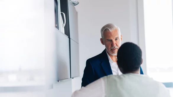 Trauert ein Kollege, sind vor allem auch Führungskräfte gefragt - sie sollten sich nicht aus Unsicherheit heraus zurücknehmen. - © Zacharie Scheurer/dpa-tmn