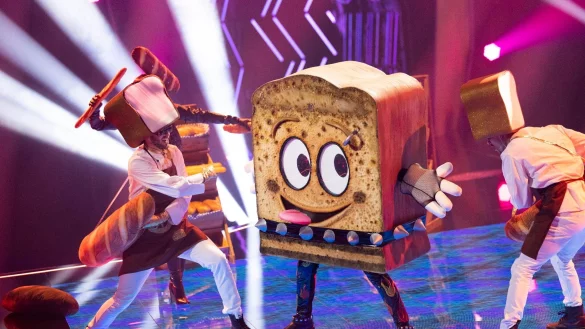 Die Figur "Der Toast" steht in der Prosieben-Show "The Masked Singer" auf der B&uuml;hne. - &copy; Thomas Banneyer/dpa