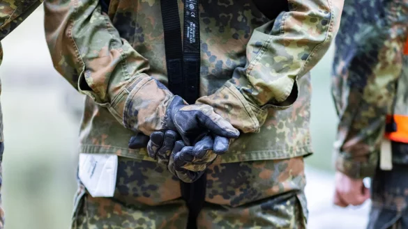 Bundeswehrsoldaten stehen mit überkreuzten Händen zusammen. - © Marcel Kusch/dpa/Symbolbild