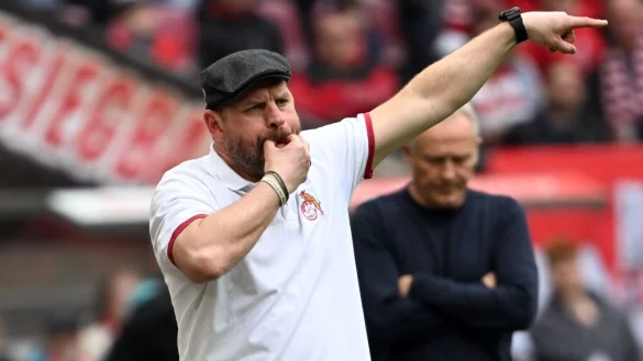 Trainer Steffen Baumgart w&auml;hrend des Spiels. - &copy; Federico Gambarini/dpa