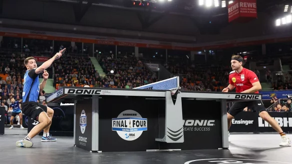 Patrick Franziska (l) 1. FC Saarbruecken-TT spielt eine Vorhand gegen Timo Boll Borussia D&uuml;sseldorf. - &copy; Joaquim Ferreira/dpa