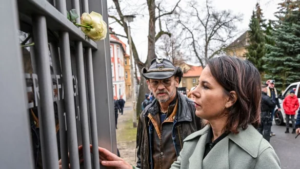 Annalena Baerbock am Mahnmal des sogenannten Kindergef&auml;ngnisses aus DDR-Zeiten. - &copy; Jens Kalaene/dpa