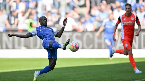 Klares Ergebnis gegen Bielefeld: Magdeburgs Amara Conde (l) trifft zum 3:0. - &copy; Hendrik Schmidt/dpa