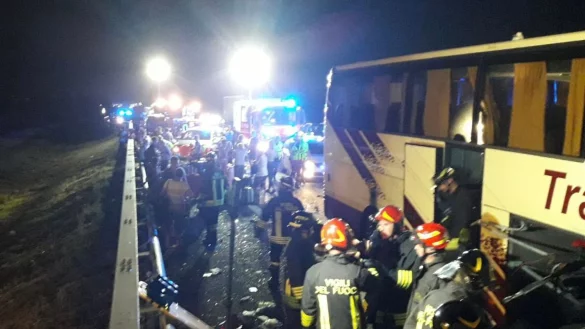 Rettungskräfte der Feuerwehr sind an der Unfallstelle im Einsatz. - © --/Vigili del Fuoco/dpa