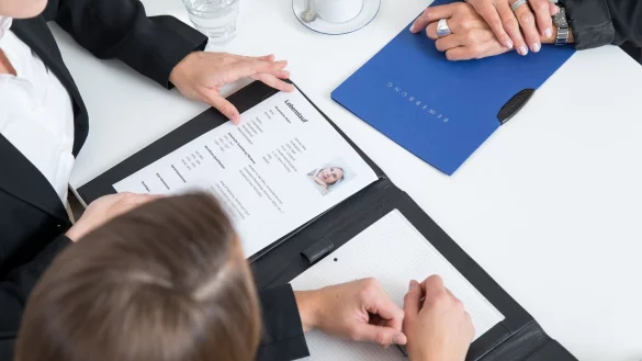 Ein Lebenslauf sollte die eigenen beruflichen Stationen &uuml;bersichtlich auflisten. Ins Detail gehen, muss man aber nicht bei jeder Stelle. - &copy; Christin Klose/dpa-tmn