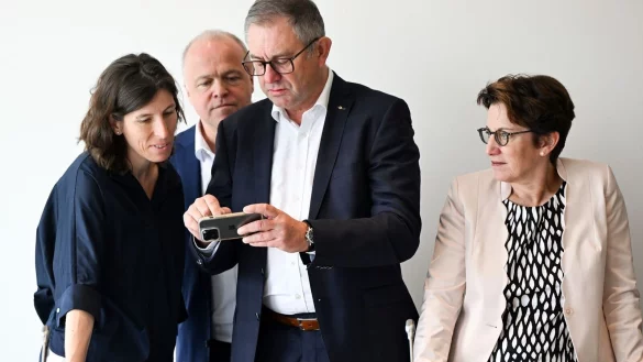 Nicole Hildebrand (l-r), Ralf Schmitz, Dietmar Spohn und Heike Heim stehen vor der Pressekonferenz zusammen auf dem Podium. - © Federico Gambarini/dpa