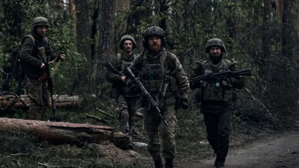 Ukrainische Soldaten gehen in der N&auml;he der russischen Stellungen in der Region Luhansk durch den Wald. - &copy; LIBKOS/AP/dpa