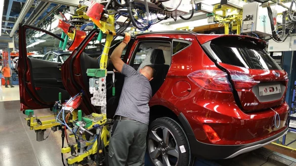 Früher waren kleine Fahrzeuge das Brot- und Buttergeschäft vieler Autobauer. Ein Mitarbeiter baut im Ford-Werk in Köln eine Tür ein. - © Oliver Berg/dpa
