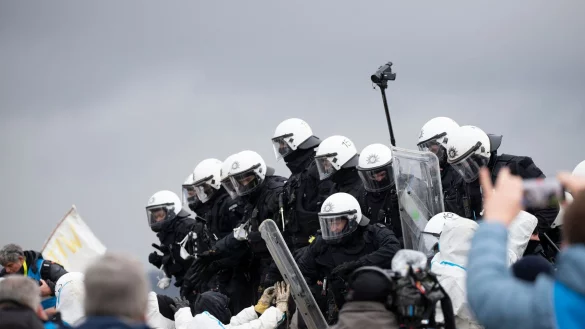 In L&uuml;tzerath kommt es zu Konfrontationen zwischen Polizei und Aktivisten. - &copy; Thomas Banneyer/dpa