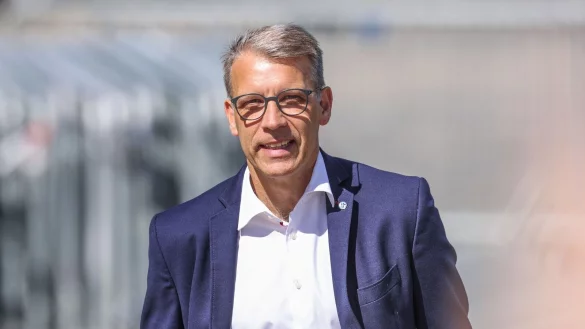 Schalkes Sportvorstand Peter Knäbel gibt sich kämpferisch. - © Tim Rehbein/Deutsche Presse-Agentur GmbH/dpa