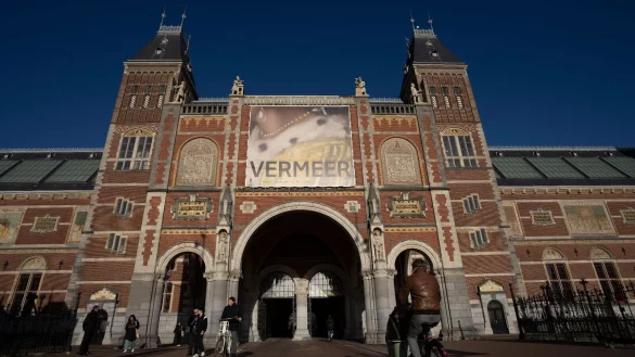 Das Amsterdamer Rijksmuseum zeigt die größte Vermeer-Ausstellung aller Zeiten. - © Peter Dejong/AP/dpa