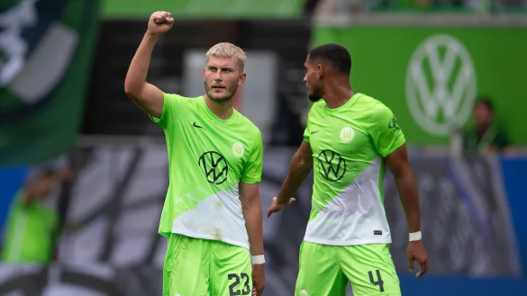 Jonas Wind (l) erzielte beide Treffer f&uuml;r die W&ouml;lfe. - &copy; Swen Pf&ouml;rtner/dpa