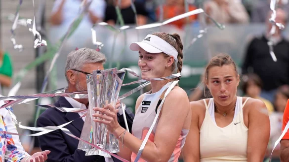 Elena Rybakina jubelt nach ihrem Sieg. - © Mark J. Terrill/AP