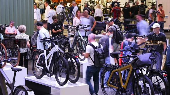 Der Fahrradhersteller Riese & M&uuml;ller aus Darmstadt pr&auml;sentiert seine R&auml;der auf der internationalen Fahrradmesse Eurobike auf dem Frankfurter Messegel&auml;nde. - &copy; Arne Dedert/dpa