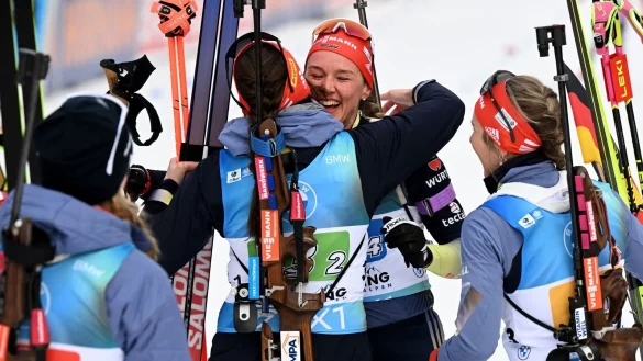 Die deutsche Frauen-Staffel freut sich im Ziel &uuml;ber Platz zwei. - &copy; Sven Hoppe/dpa